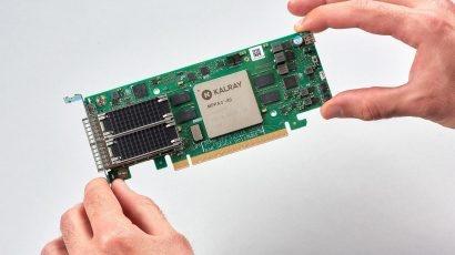 Kalray K200-LP DPU-based Acceleration Card_hands